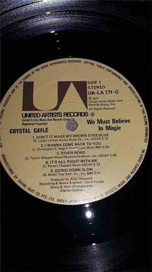 Crystal Gayle - We Must Believe In Magic