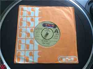 Connie Francis - Should I Tie A Ribbon Round The Old Oak Tree (The Answer) ...